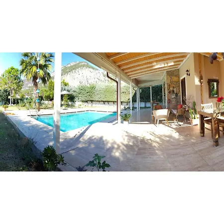 Private With Pool. Perfect Location! Villa